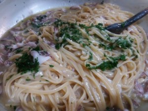 Linguine con crema di patate noci e calamarelle