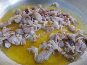 Linguine con crema di patate noci e calamarelle