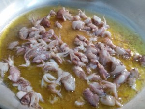 Linguine con crema di patate noci e calamarelle