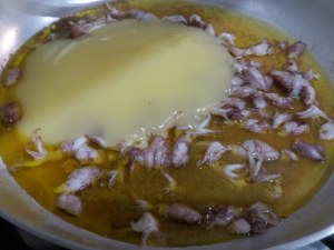 Linguine con crema di patate noci e calamarelle