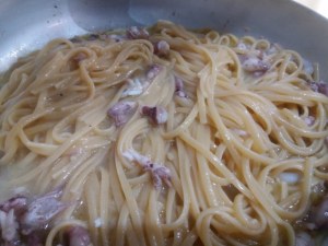 Linguine con crema di patate noci e calamarelle