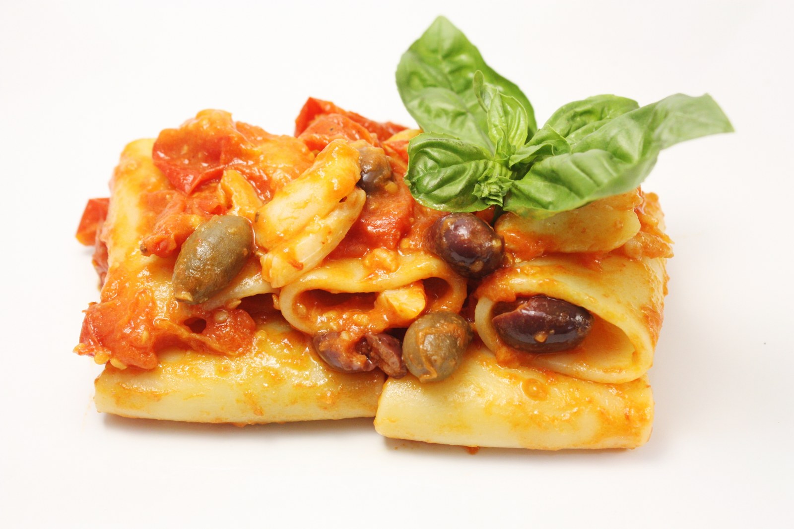 Paccheri con baccala pomodori del piennolo olive nere e cucunci