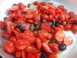 Paccheri con baccala pomodori del piennolo olive nere e cucunci