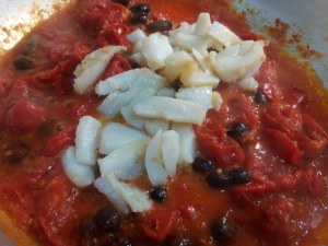 Paccheri con baccala pomodori del piennolo olive nere e cucunci