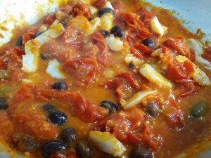 Paccheri con baccala pomodori del piennolo olive nere e cucunci
