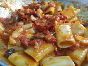 Paccheri con baccala pomodori del piennolo olive nere e cucunci