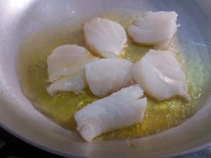 Paccheri con baccala pomodori del piennolo olive nere e cucunci