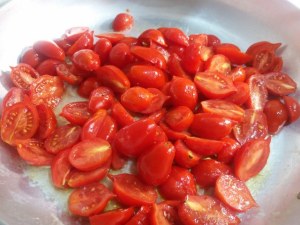 Paccheri con baccala pomodori del piennolo olive nere e cucunci