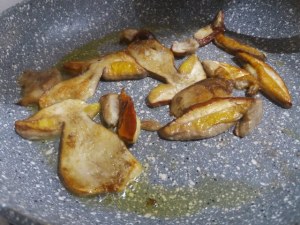 Ravioli ripieni di ricotta e mortadella con zucca e porcini