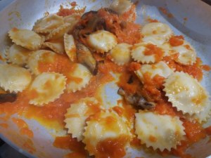 Ravioli ripieni di ricotta e mortadella con zucca e porcini