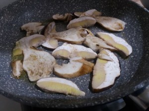 Ravioli ripieni di ricotta e mortadella con zucca e porcini
