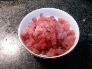 Tartara di tonno con peperone giallo su pane fritto