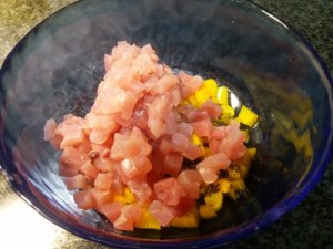Tartara di tonno con peperone giallo su pane fritto
