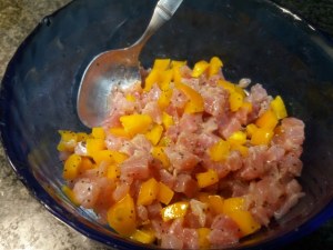 Tartara di tonno con peperone giallo su pane fritto