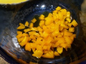 Tartara di tonno con peperone giallo su pane fritto