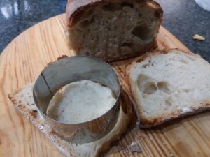Tartara di tonno con peperone giallo su pane fritto