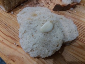 Tartara di tonno con peperone giallo su pane fritto