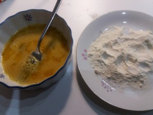 Tartara di tonno con peperone giallo su pane fritto