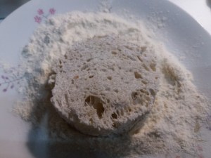 Tartara di tonno con peperone giallo su pane fritto