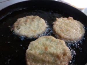 Tartara di tonno con peperone giallo su pane fritto