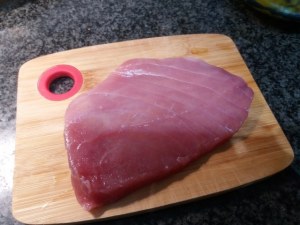 Tartara di tonno con peperone giallo su pane fritto