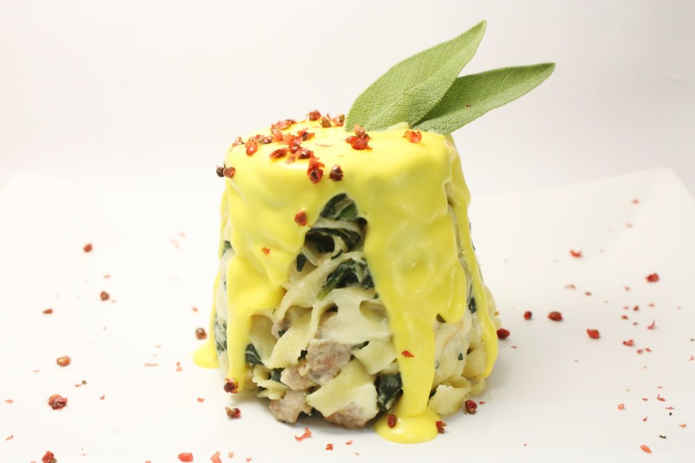 Timballo di tagliatelle con puntarelle salsiccia e crema di parmigiano allo zafferano