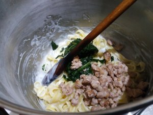 Timballo di tagliatelle con puntarelle salsiccia e crema di parmigiano allo zafferano