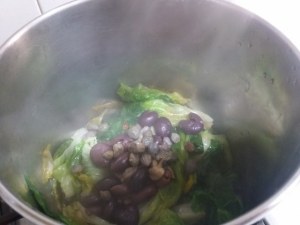 Alici marinate all'arancia su scarole con olive nere capperi pinoli e uva passa