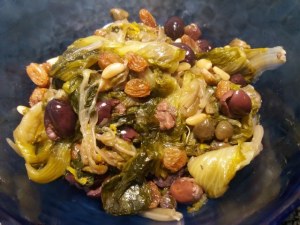 Alici marinate all'arancia su scarole con olive nere capperi pinoli e uva passa