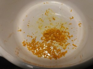 Alici marinate all'arancia su scarole con olive nere capperi pinoli e uva passa