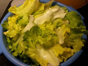 Alici marinate all'arancia su scarole con olive nere capperi pinoli e uva passa