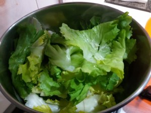 Alici marinate all'arancia su scarole con olive nere capperi pinoli e uva passa_8