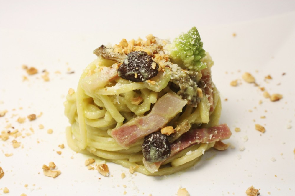 Spaghetti alla chitarra con broccolo romanesco pioppini speck e nocciole
