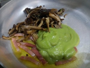 Spaghetti alla chitarra con broccolo romanesco pioppini speck e nocciole