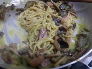 Spaghetti alla chitarra con broccolo romanesco pioppini speck e nocciole