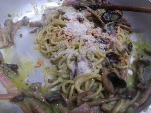 Spaghetti alla chitarra con broccolo romanesco pioppini speck e nocciole