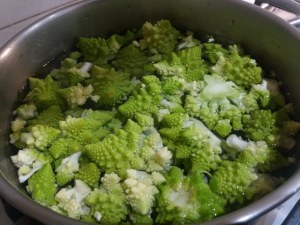 Spaghetti alla chitarra con broccolo romanesco pioppini speck e nocciole