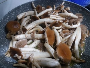 Spaghetti alla chitarra con broccolo romanesco pioppini speck e nocciole