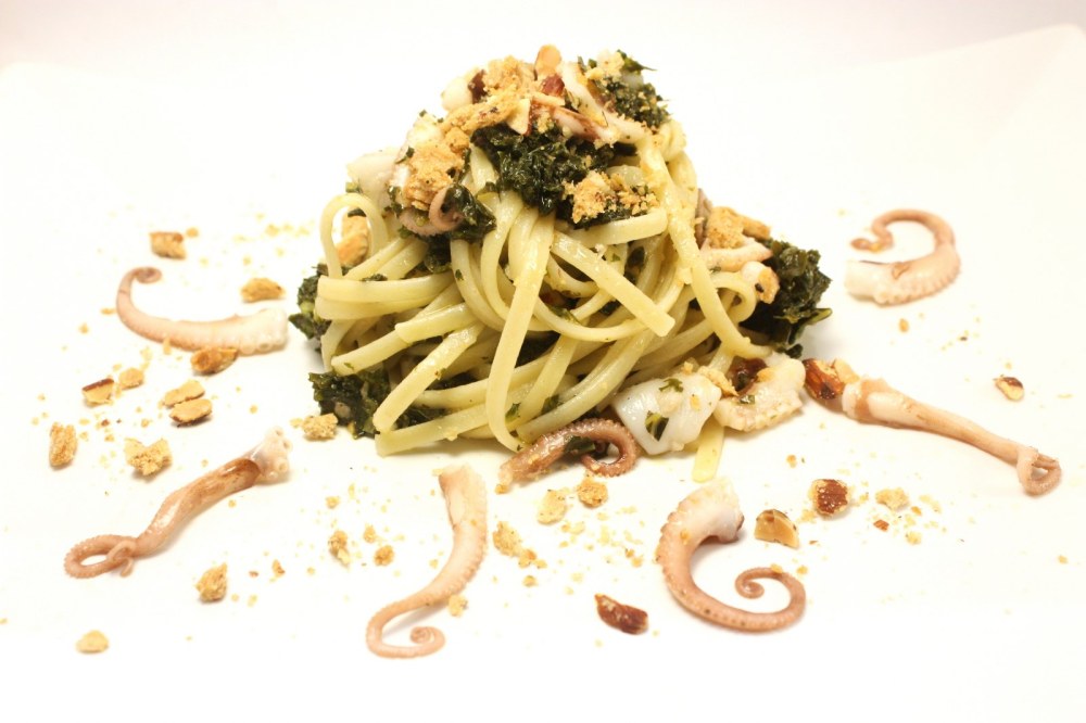 Linguine con torzelle polipetti veraci e tarallo sbriciolato