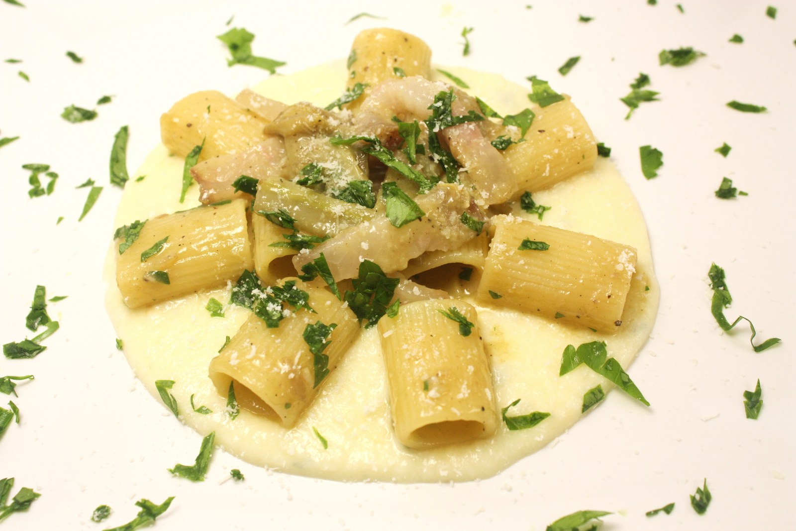 Mezze maniche alla carbonara con carciofi su fonduta di gorgonzola