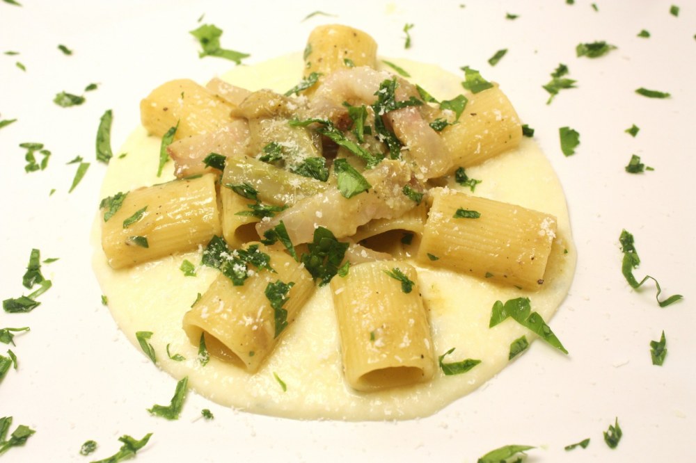 Mezze maniche alla carbonara con carciofi su fonduta di gorgonzola