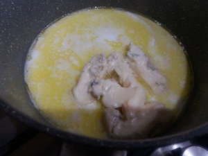 Mezze maniche alla carbonara con carciofi su fonduta di gorgonzola