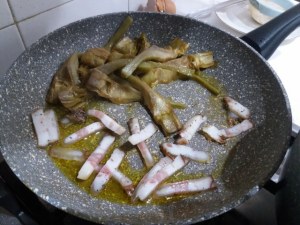 Mezze maniche alla carbonara con carciofi su fonduta di gorgonzola