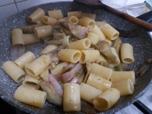 Mezze maniche alla carbonara con carciofi su fonduta di gorgonzola_13