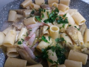 Mezze maniche alla carbonara con carciofi su fonduta di gorgonzola