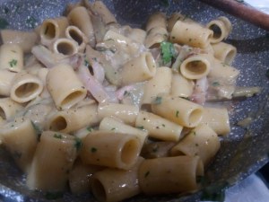 Mezze maniche alla carbonara con carciofi su fonduta di gorgonzola_15