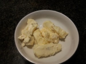 Mezze maniche alla carbonara con carciofi su fonduta di gorgonzola