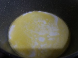 Mezze maniche alla carbonara con carciofi su fonduta di gorgonzola