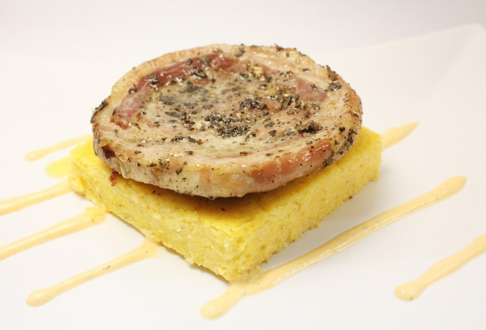 Pancetta cotta a bassa temperatura su polenta di farina di mais macinata a pietra e tzatziki alla zucca