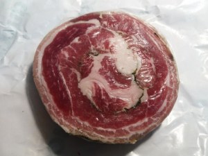 Pancetta cotta a bassa temperatura su polenta di farina di mais macinata a pietra e tzatziki alla zucca